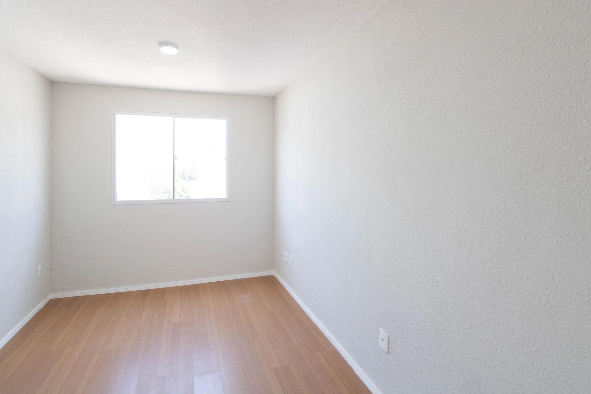 Glass-enclosed balcony in a 2-bedroom apartment, 44 m² — photo 7
