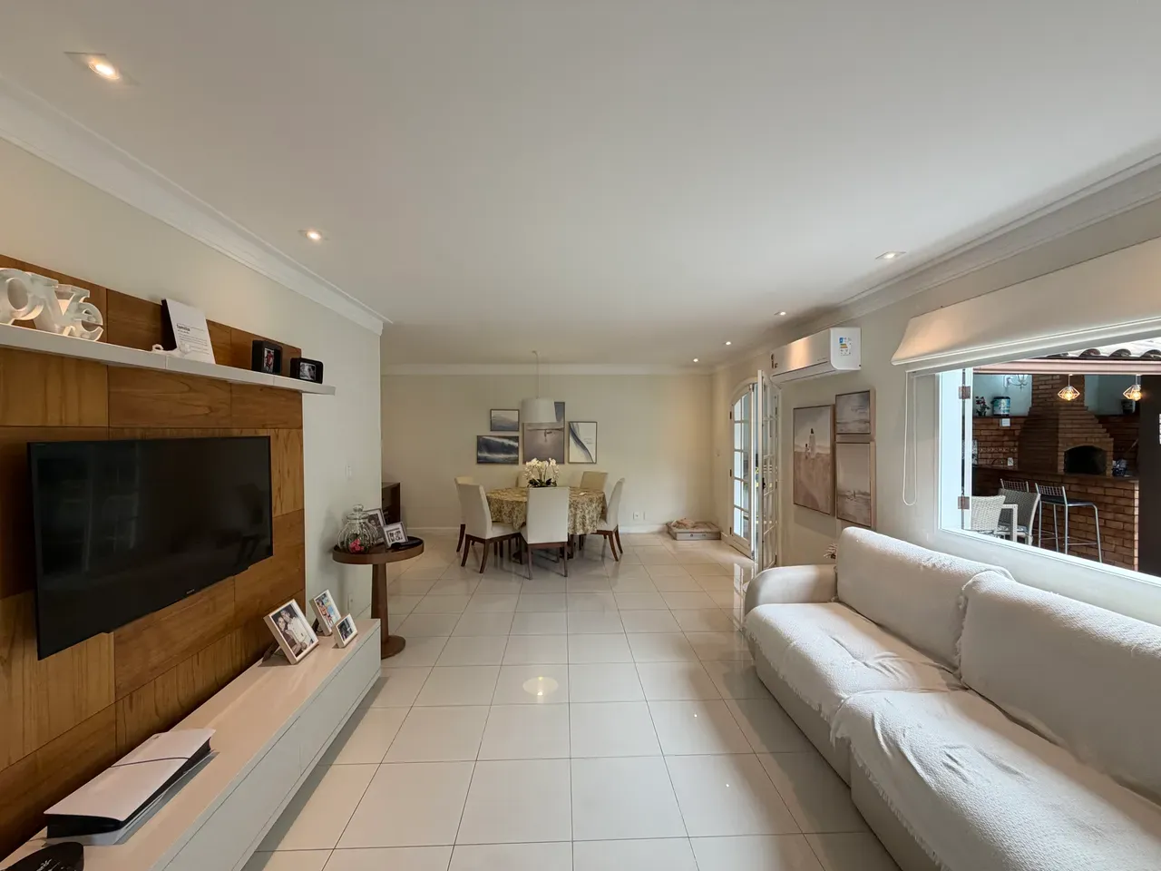 Balcony with a grill in a 3-bedroom house, 160 m² — photo 16