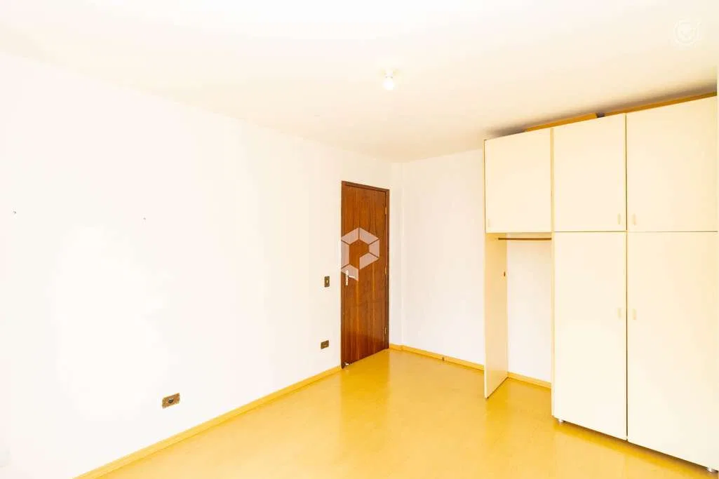 Wood or laminate floors in a 3-bedroom apartment, 107 m² — photo 13