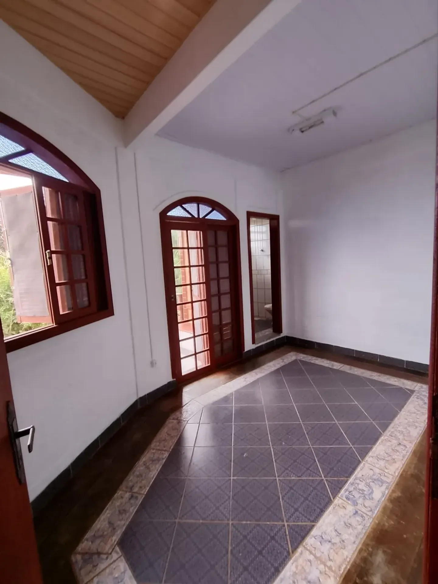 3-bedroom house with a bathtub — photo 27