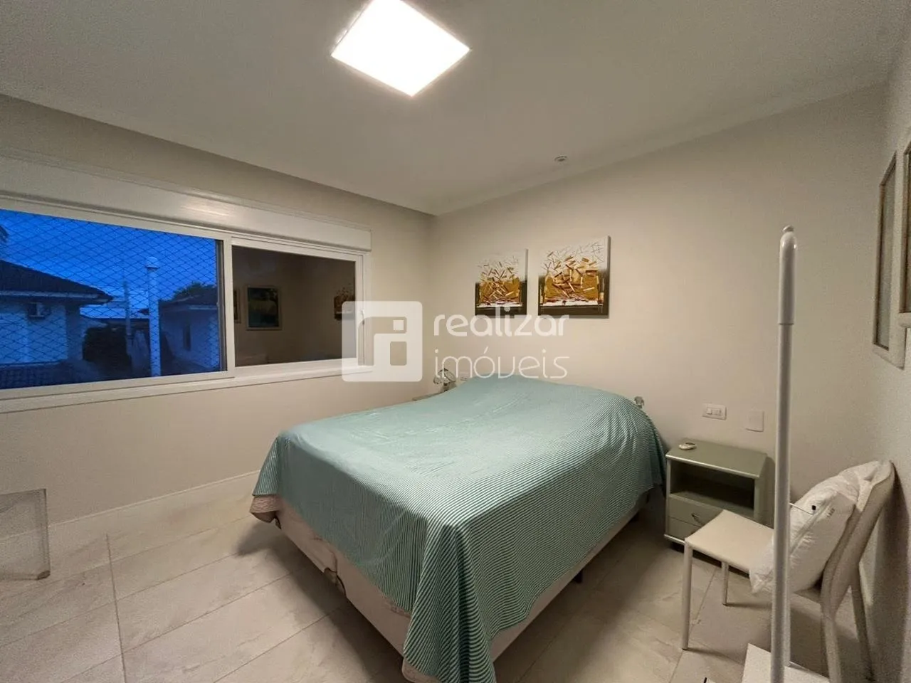 House with 7 bedrooms and a private garden — photo 22