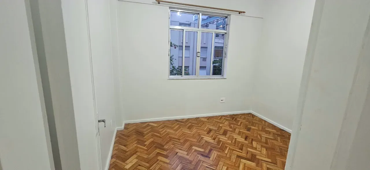 Apartamento de 2 quartos com piso de madeira ou laminado — photo 14