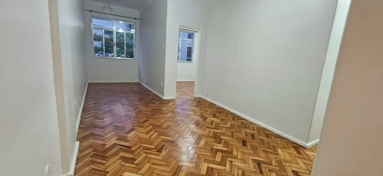 Apartamento de 2 quartos com piso de madeira ou laminado — photo 13