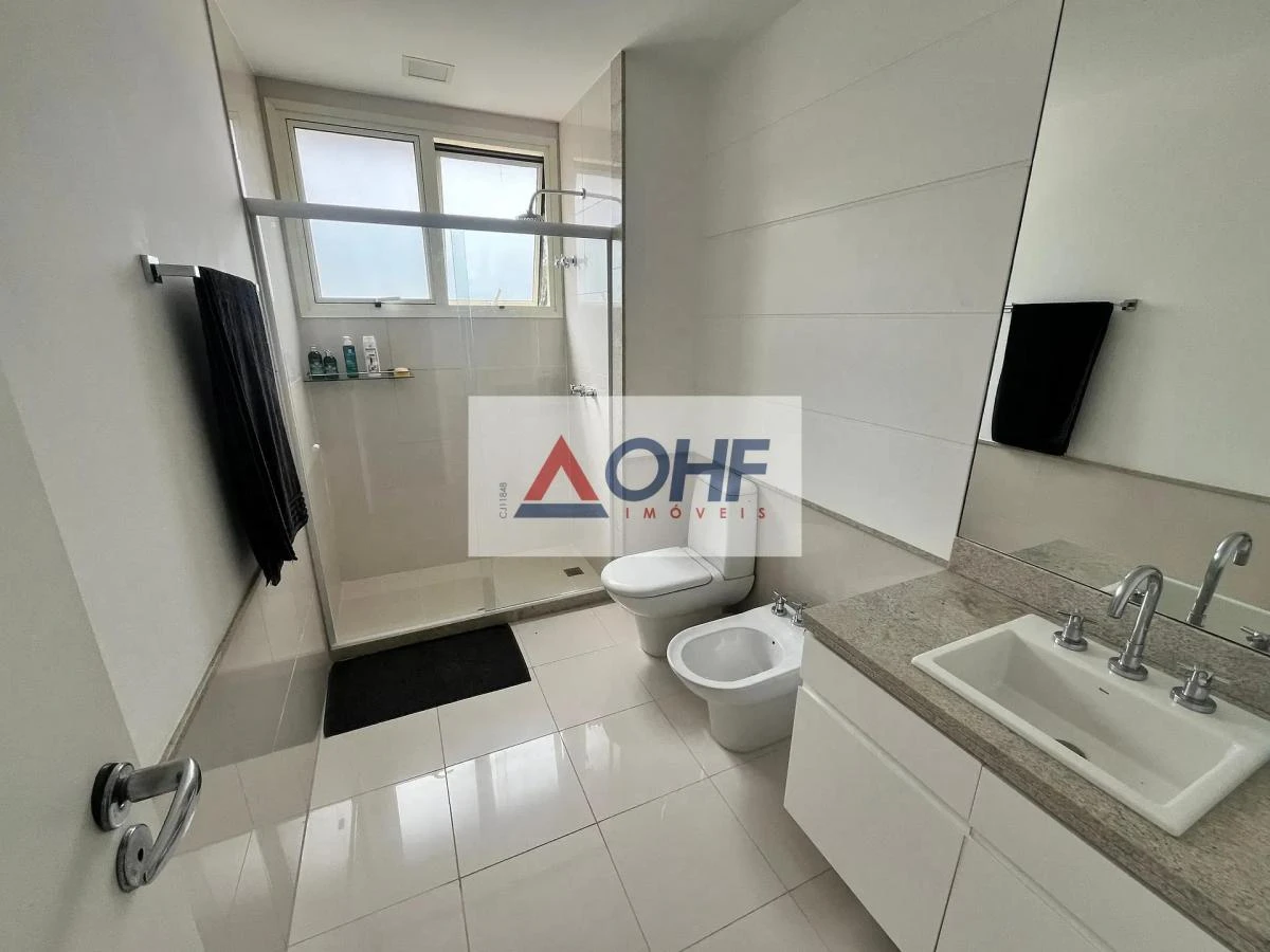 Bathtub in a 5-bedroom apartment, 555 m² — photo 48