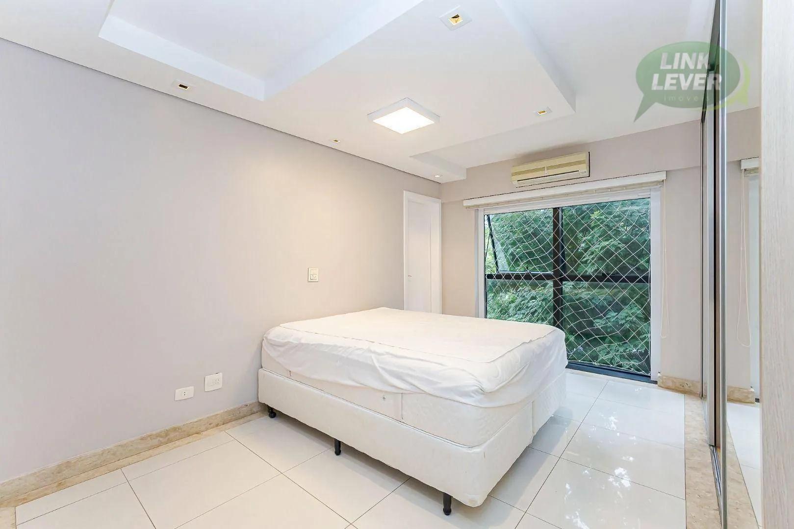 Apartment with 3 bedrooms, balcony and 135 m² — photo 22