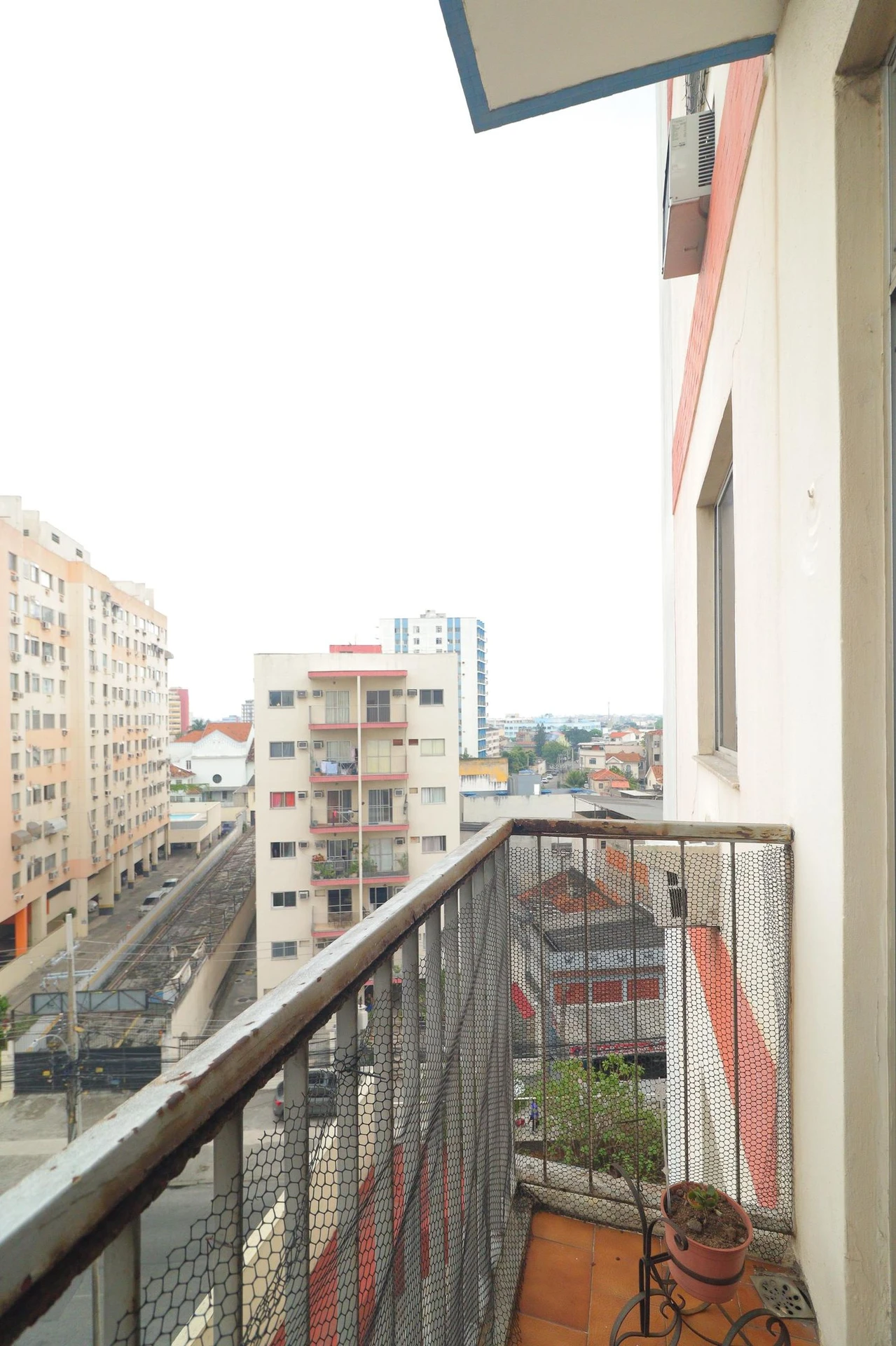 Furnished 3-bedroom apartment with balcony — photo 45