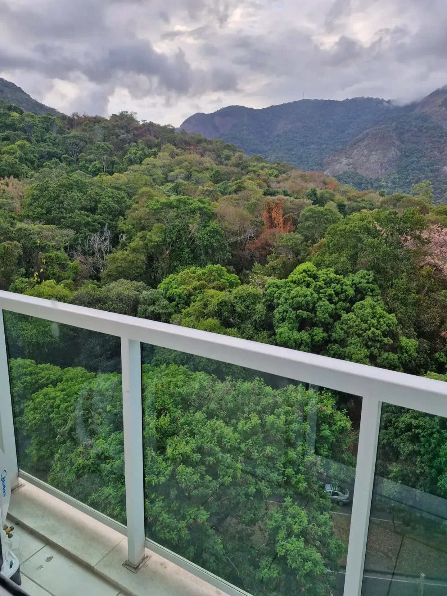 Apartamento com 2 quartos e varanda fechada de vidro — photo 12