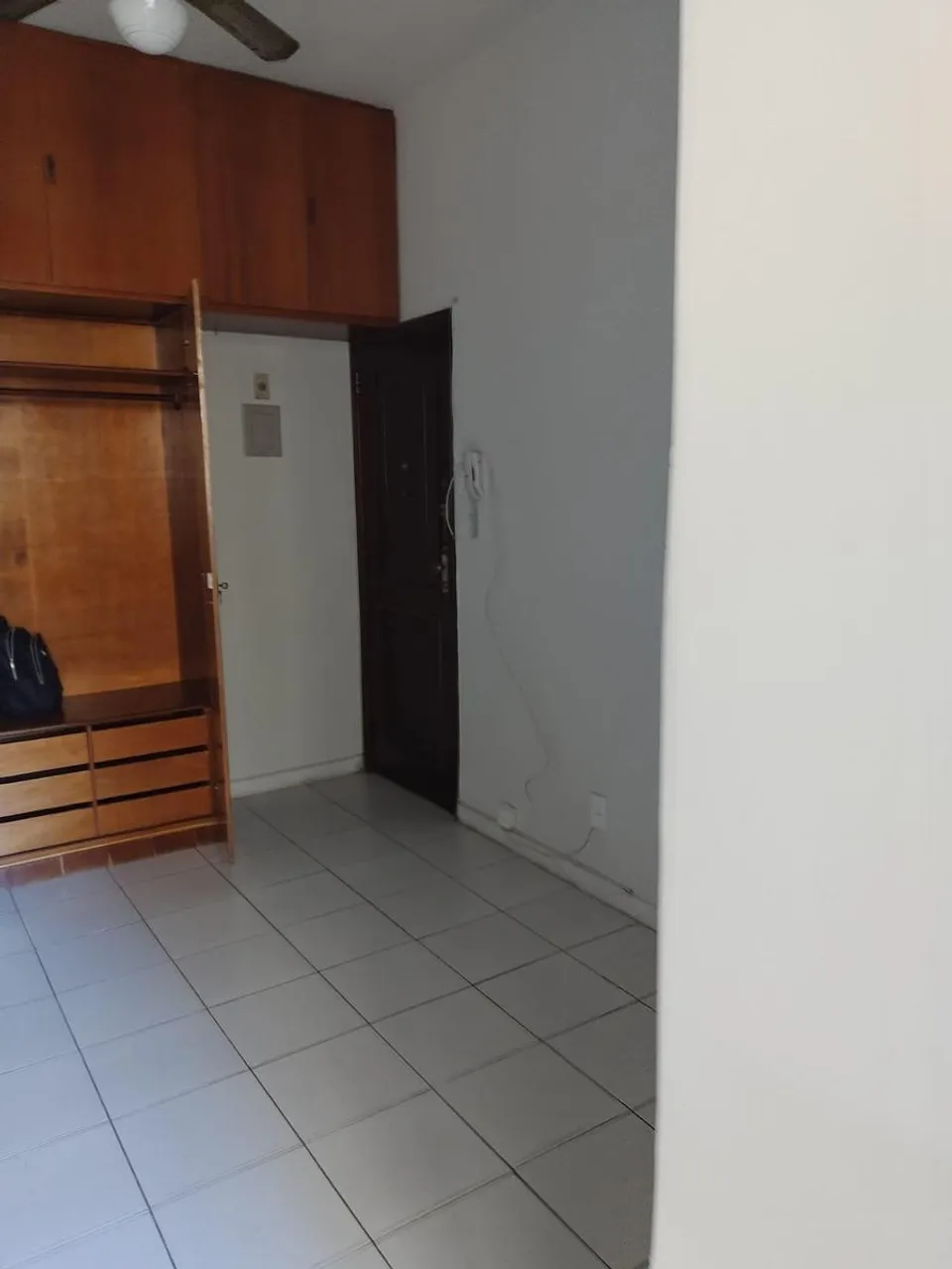 Studio with kitchenette and glass shower enclosure — photo 20
