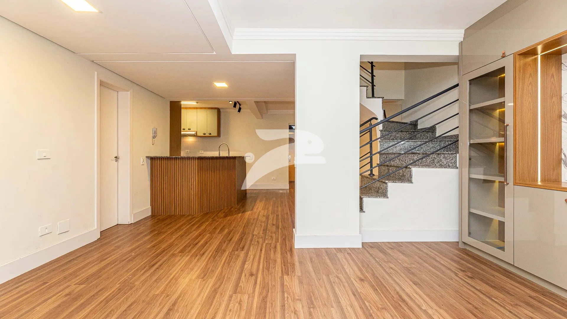 Balcony with a grill in a 3-bedroom house, 168 m² — photo 3
