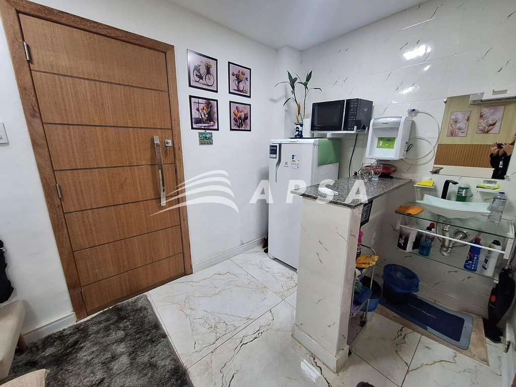 30 m² studio with a compact kitchenette and 1 bathroom