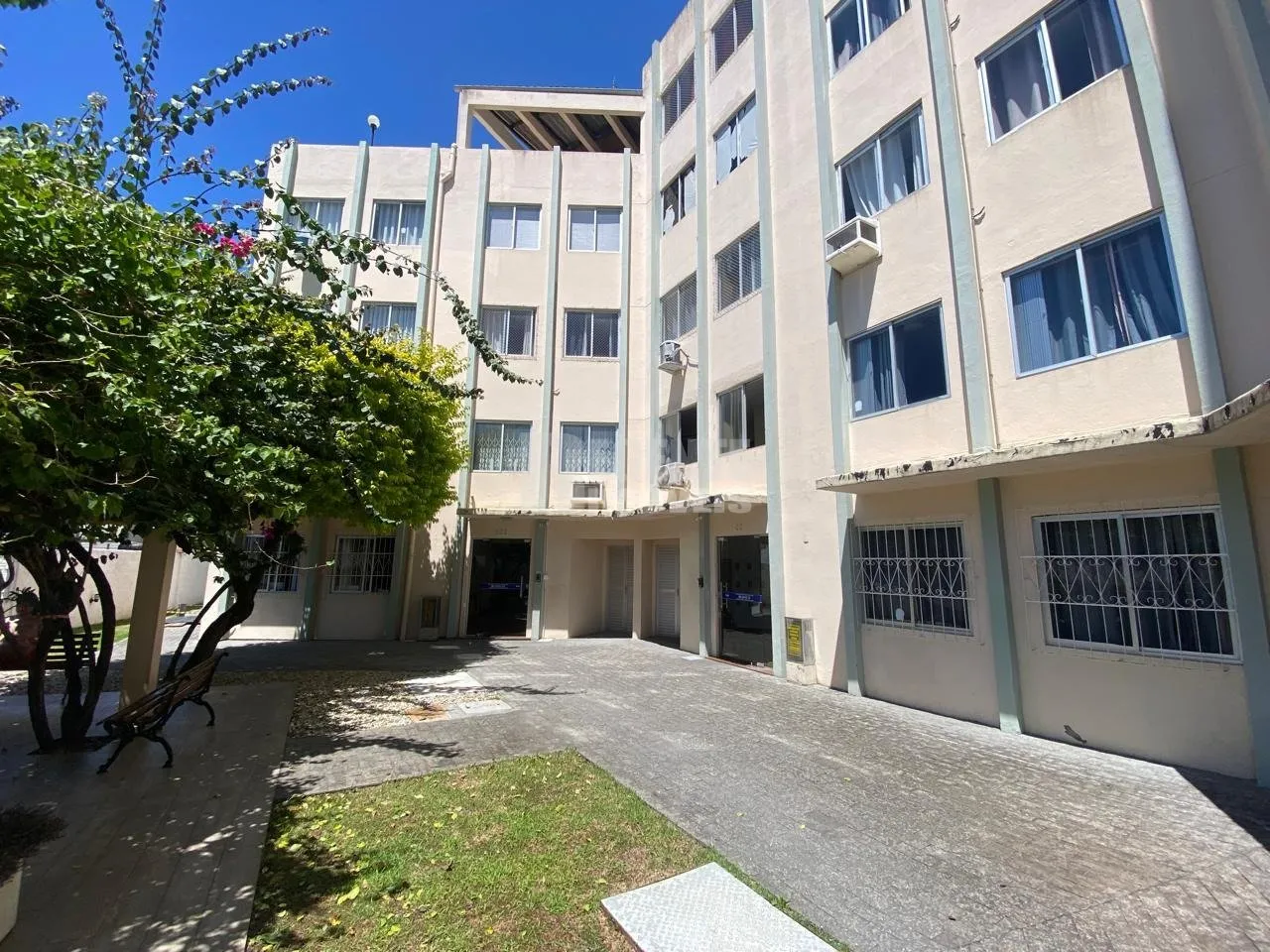 1-bedroom apartment with enclosed kitchen and parking — photo 10