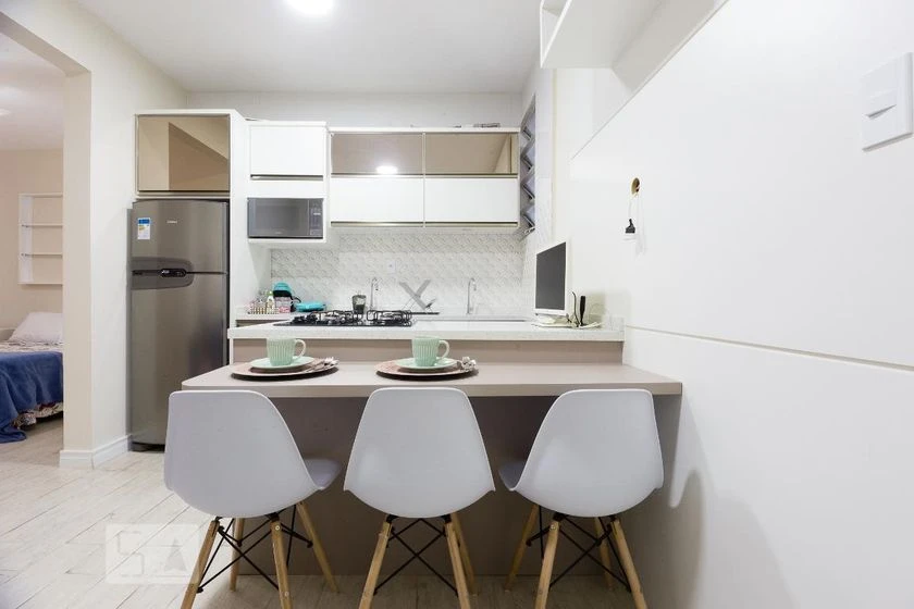 Furnished studio with open-plan kitchen and gas stove — photo 2