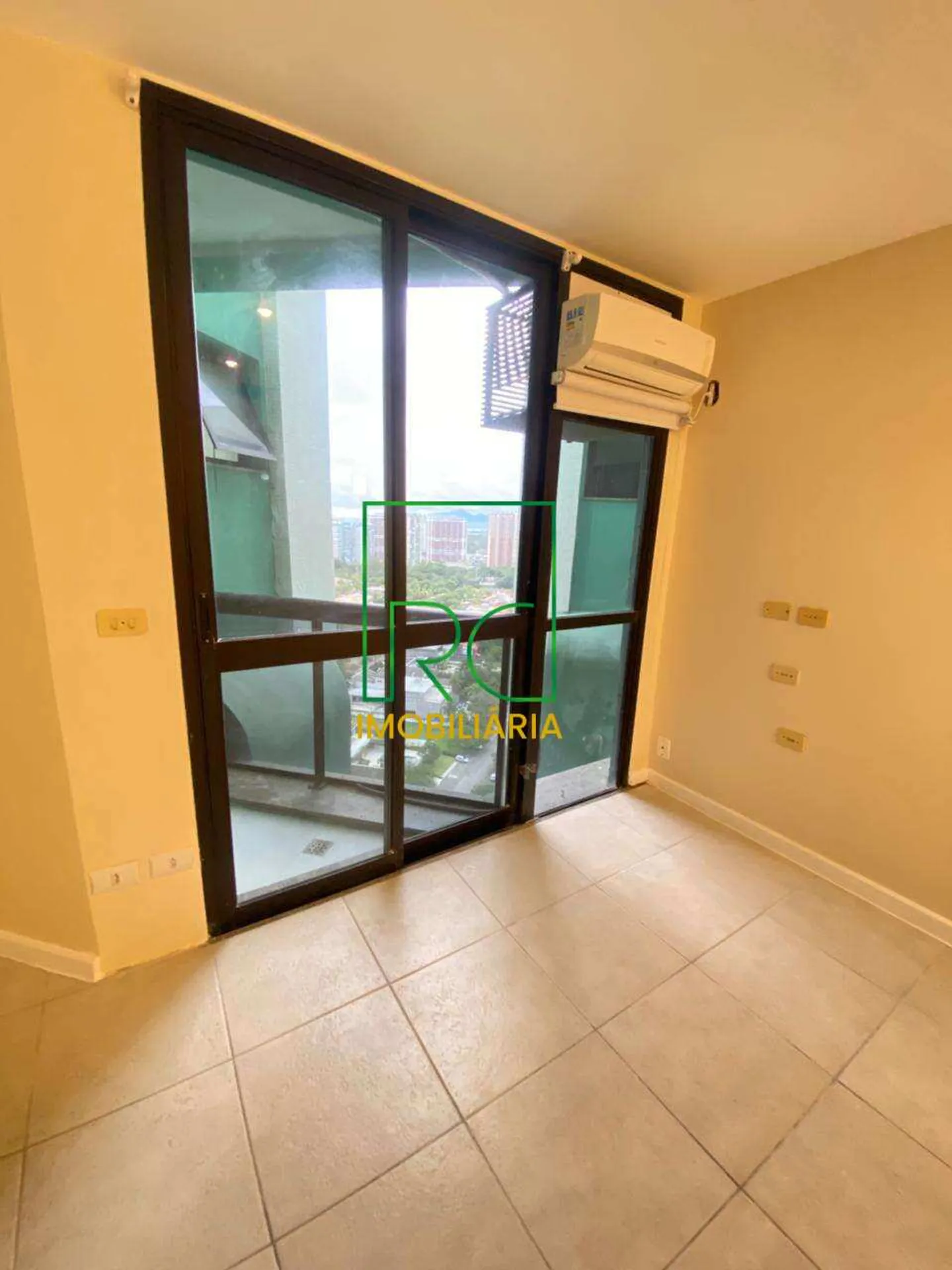 Unfurnished apartment with 3 bedrooms and water view — photo 33