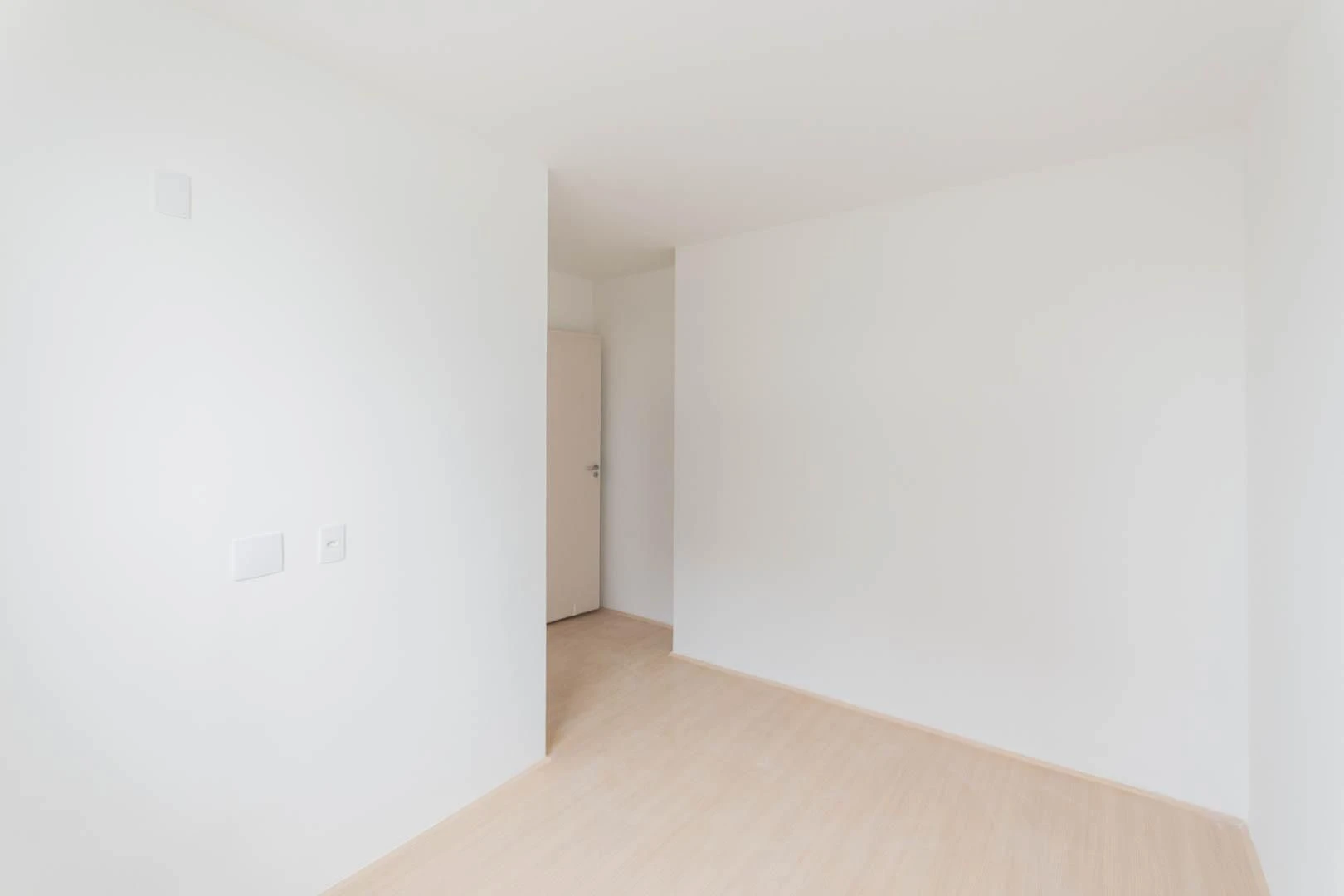 2-bedroom apartment with a suite and a glass balcony — photo 33