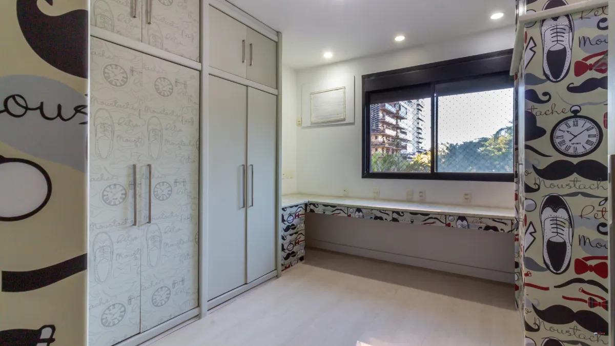 Панорамні вікна та 4 спальні: квартира 217 м² — photo 23