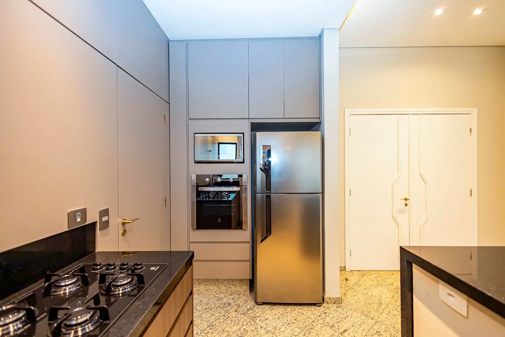 Furnished apartment with open-plan kitchen and 4 bedrooms — photo 48