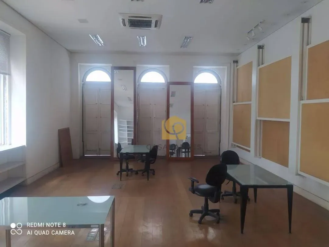 Casa com 2 dormitórios e piso de madeira na sala — photo 34