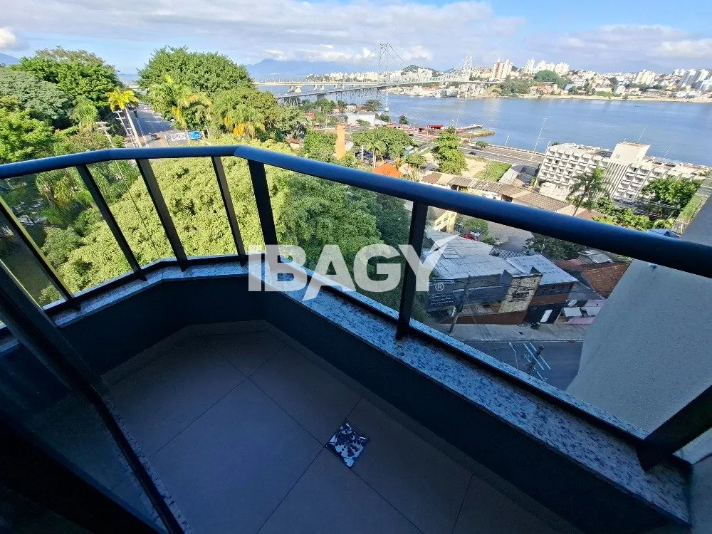 Studio with a glassed-in balcony and open-plan kitchen — photo 197