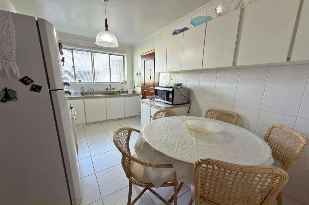 Apartamento com 3 quartos e cozinha separada