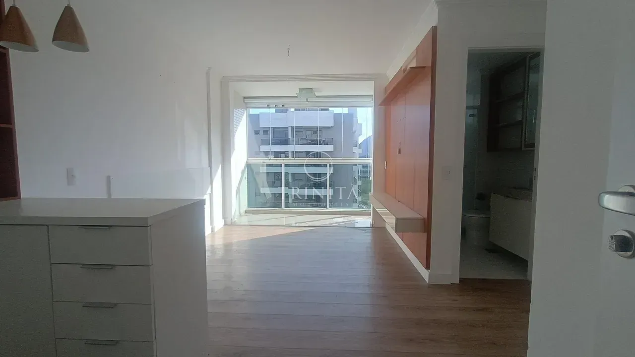 2-suite apartment with enclosed balcony and open-plan kitchen — photo 10