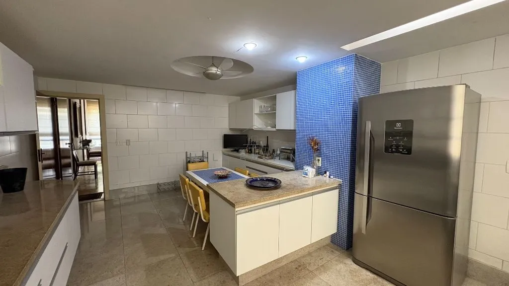 4-bedroom apartment with 4 bathrooms and 350 m² — photo 31