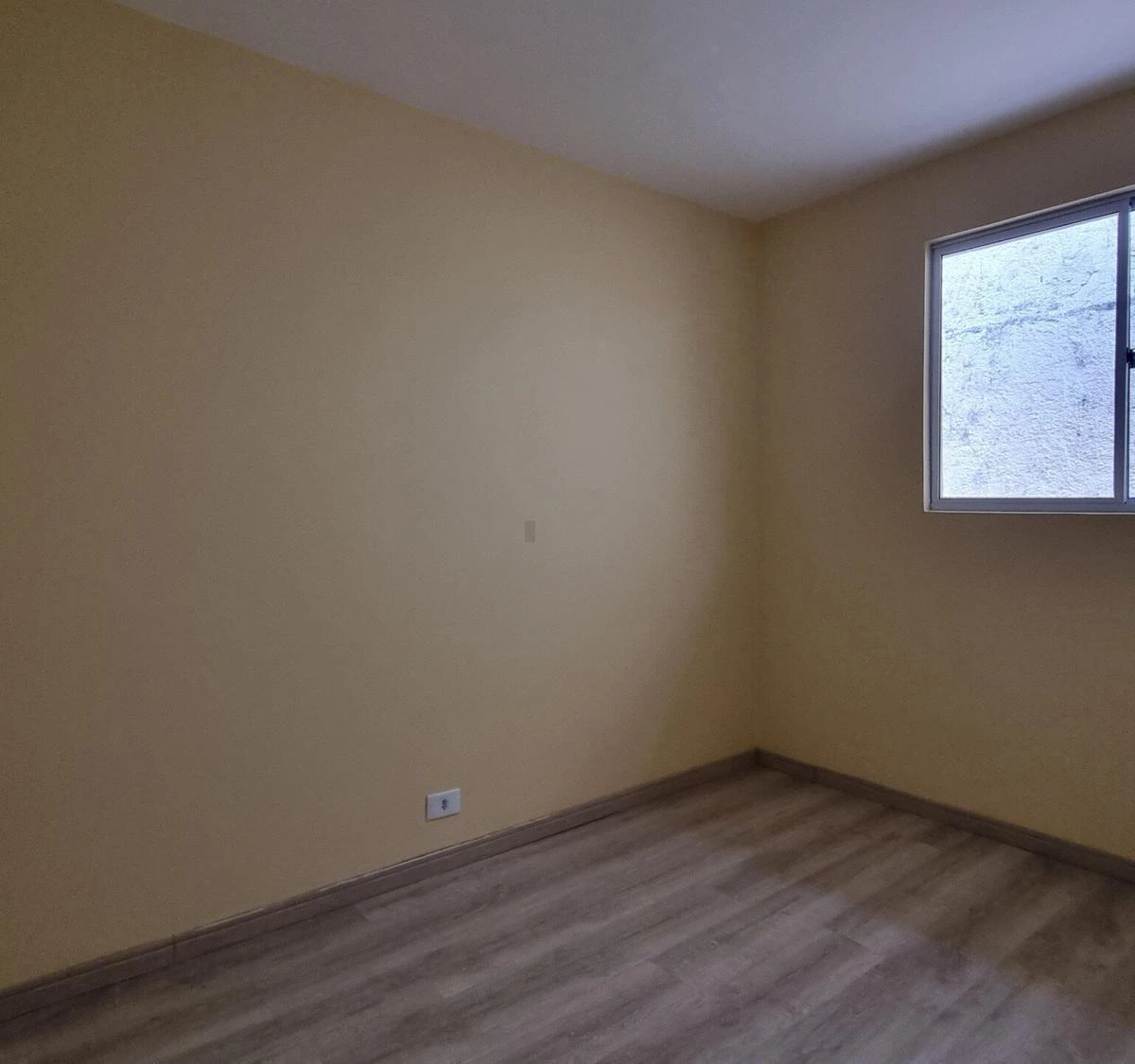 3-bedroom house with wood or laminate floors — photo 4