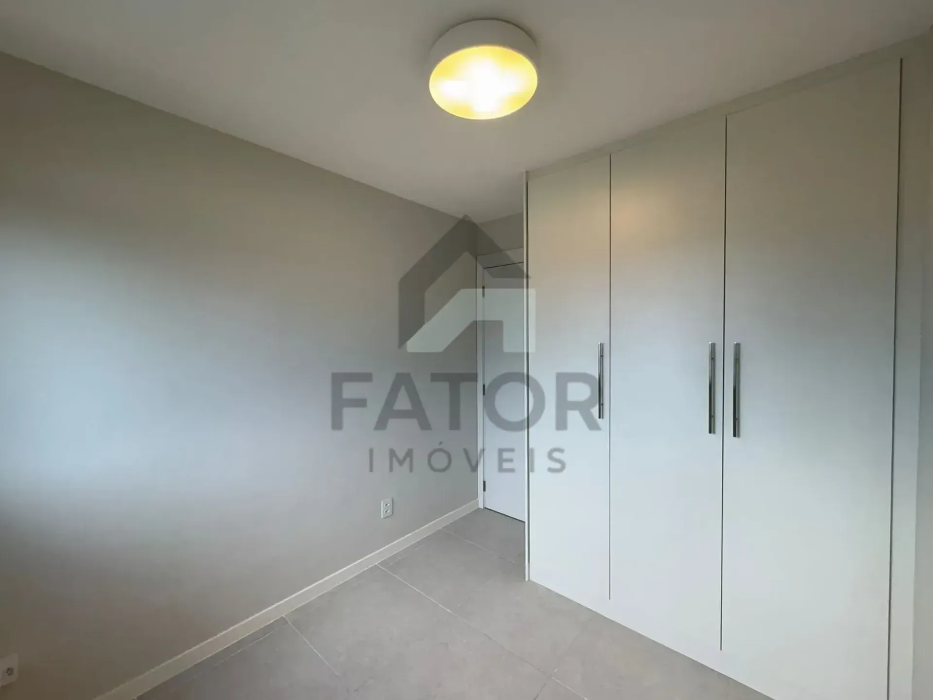 Apartamento com 3 quartos e varanda fechada de vidro — photo 21