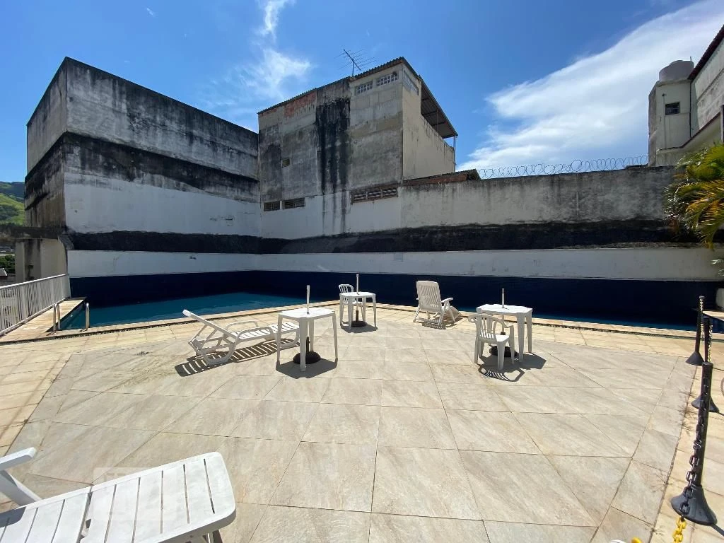 2-bedroom apartment in a building with a pool — photo 38