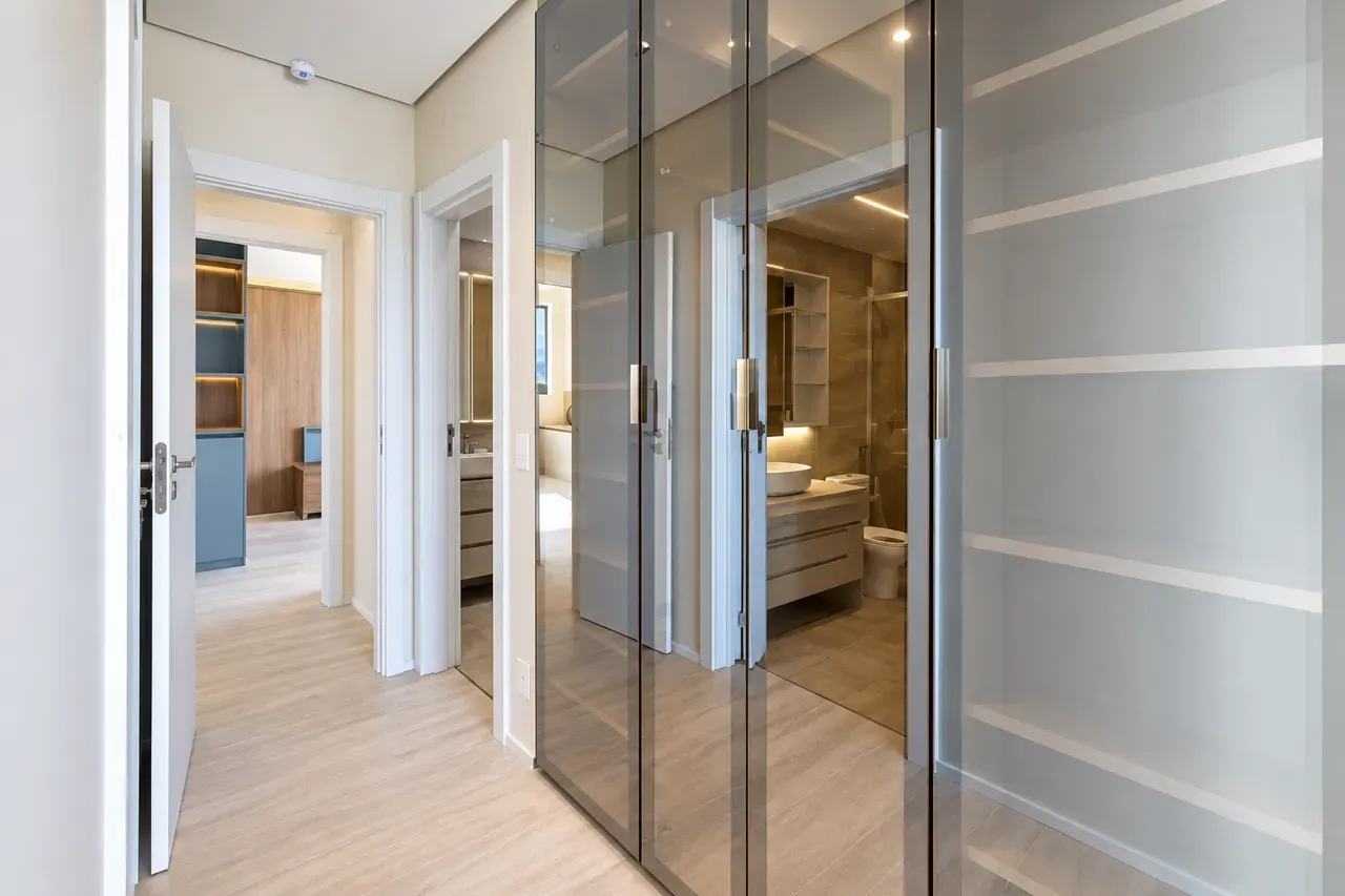 4-bedroom apartment with a water view — photo 6