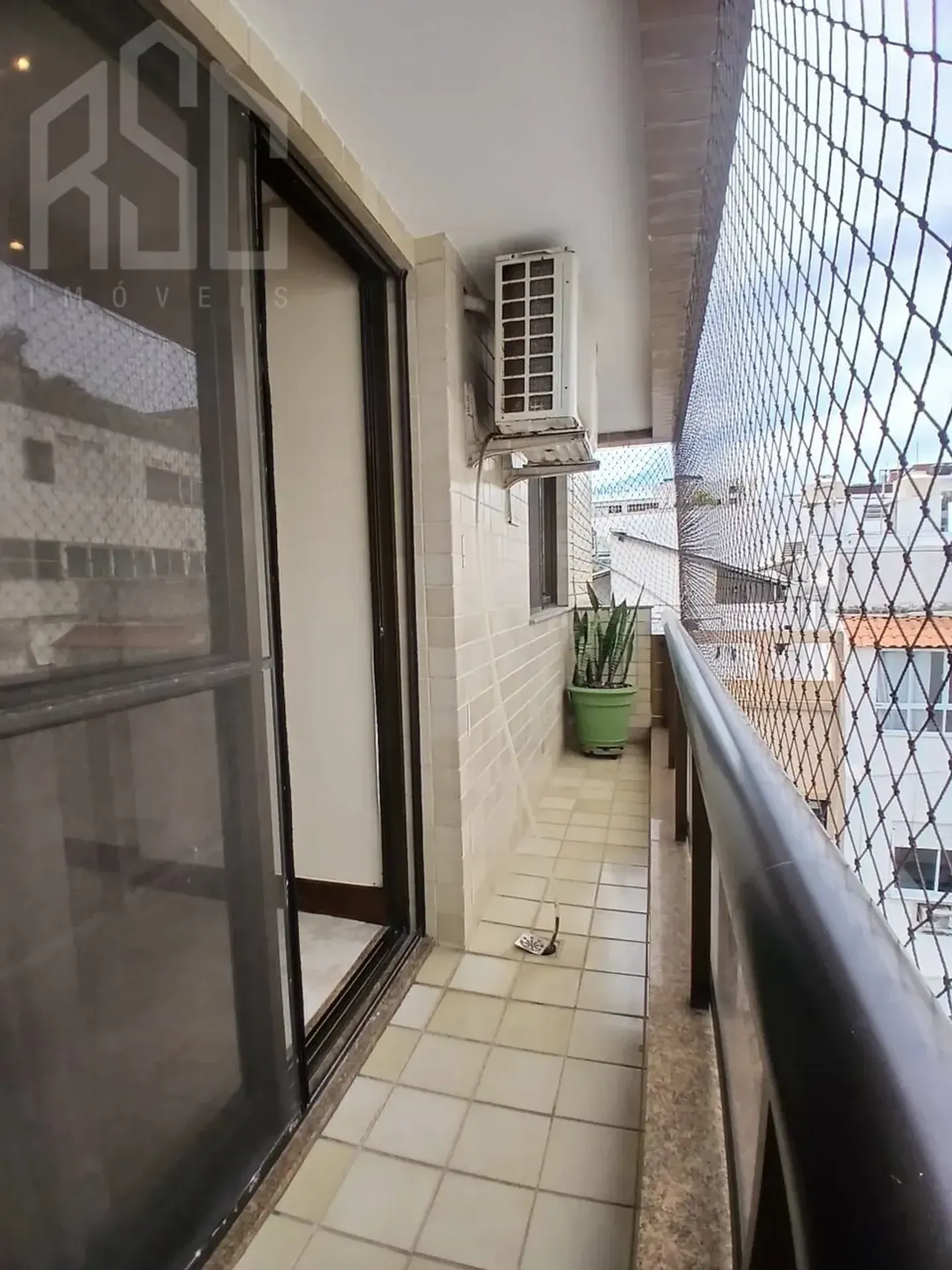 Balcony with a grill in a 2-bedroom apartment, 153 m² — photo 33