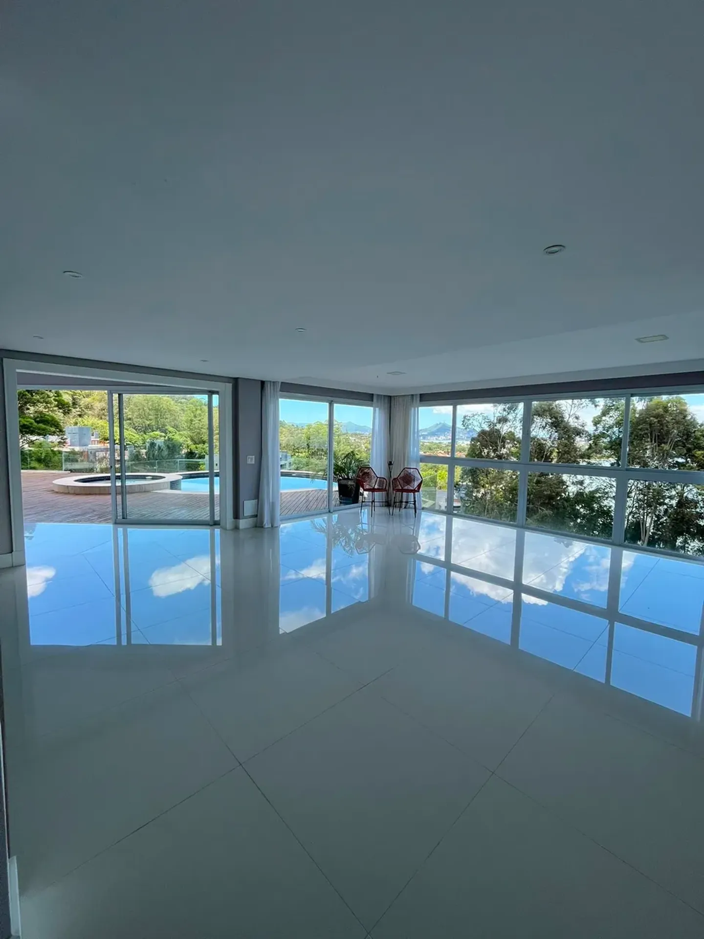 Casa de 1000 m² con vista al agua y chimenea — photo 43