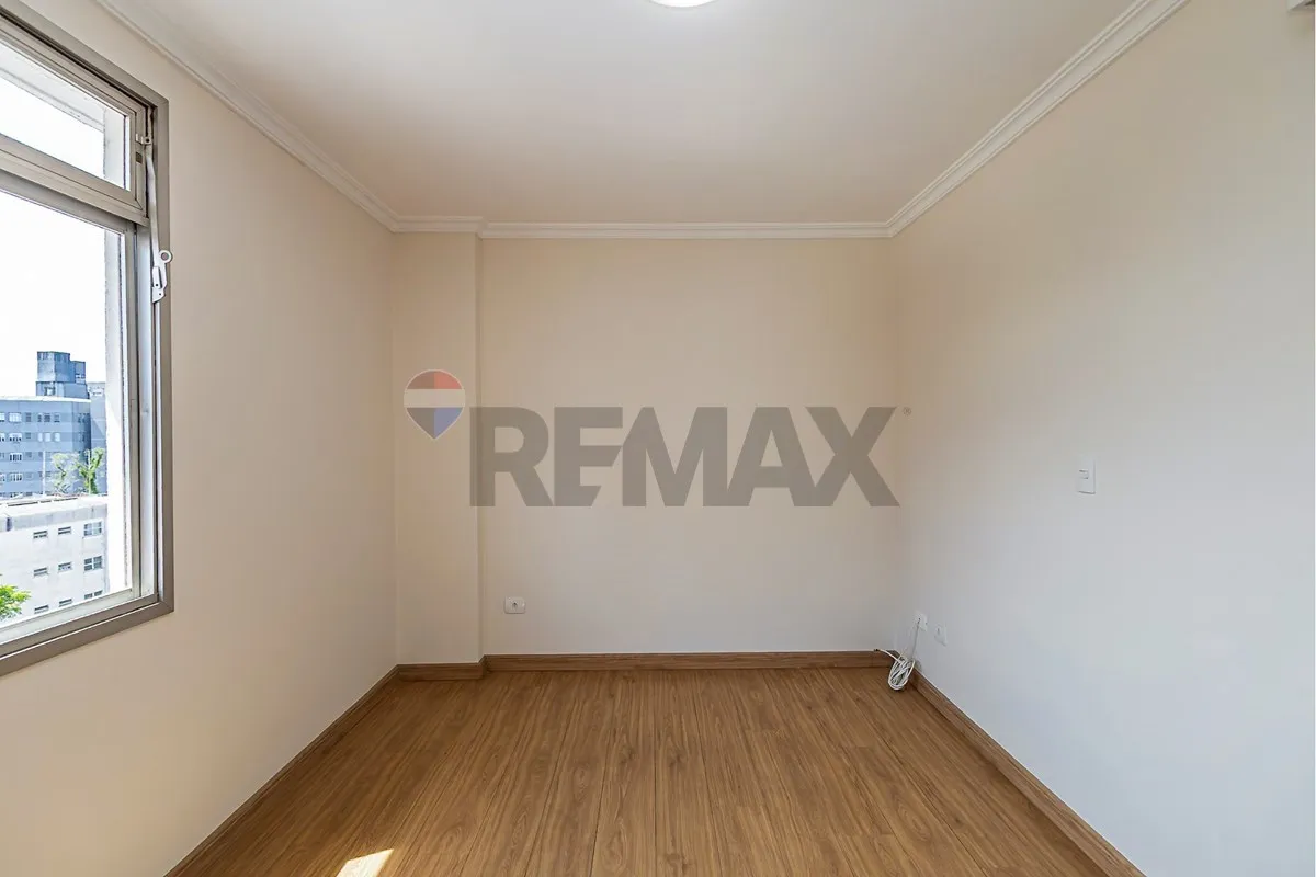 Wood or laminate floors in a 2-bedroom apartment, 70 m² — photo 4