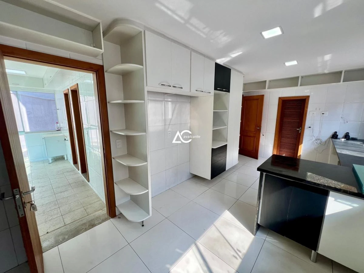 Detached home with 5 en-suite bedrooms and 541 m² — photo 2