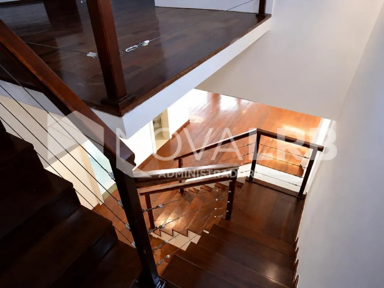 4-bedroom apartment with enclosed glass balcony — photo 15