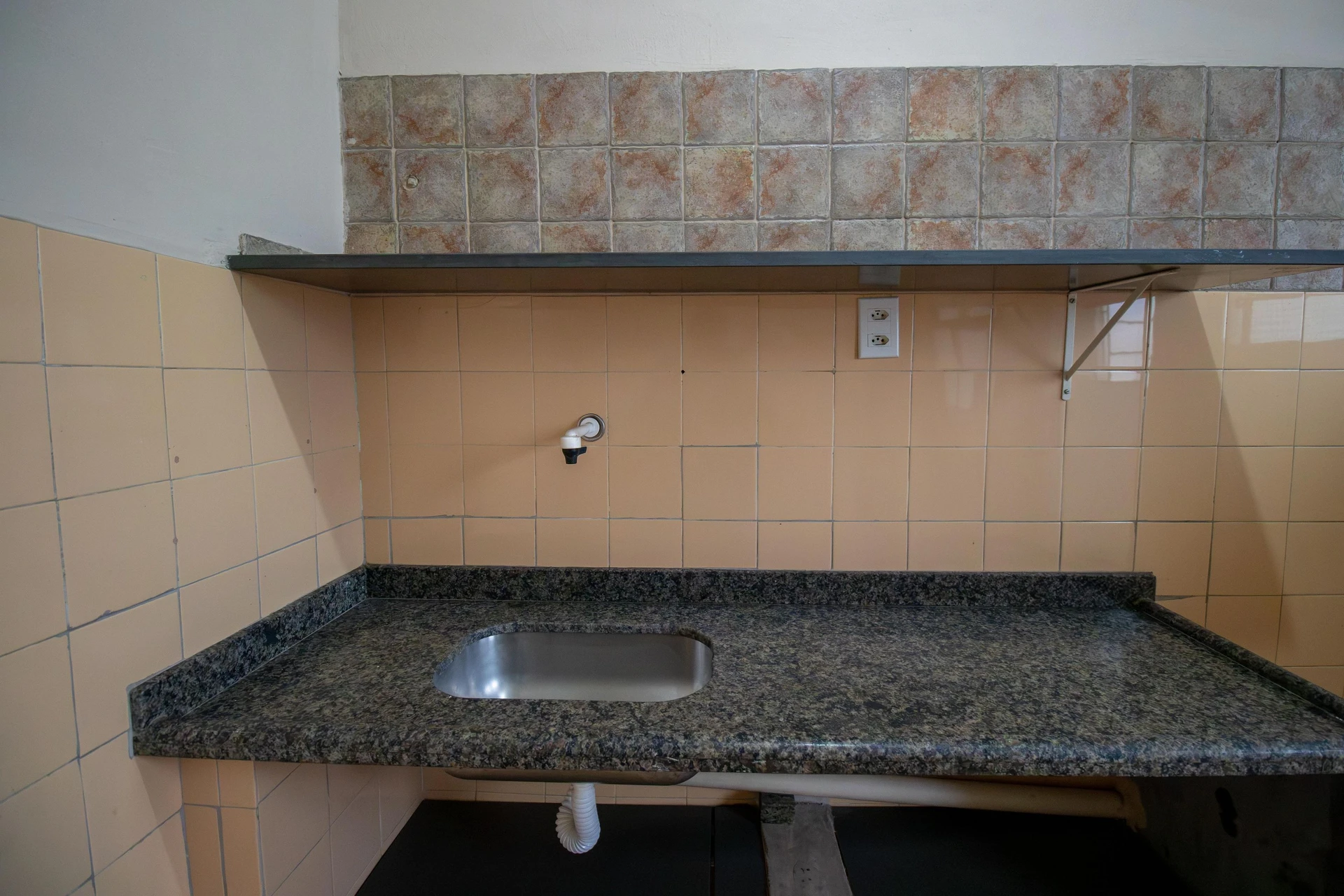 2-bedroom apartment with 1 bathroom and no parking — photo 13