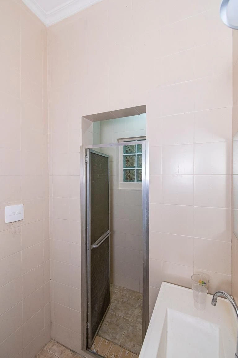 Unfurnished 2-bedroom house with fitted kitchen cabinets — photo 5