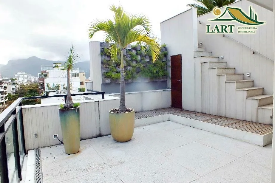 3-bedroom apartment in a building with a pool — photo 24
