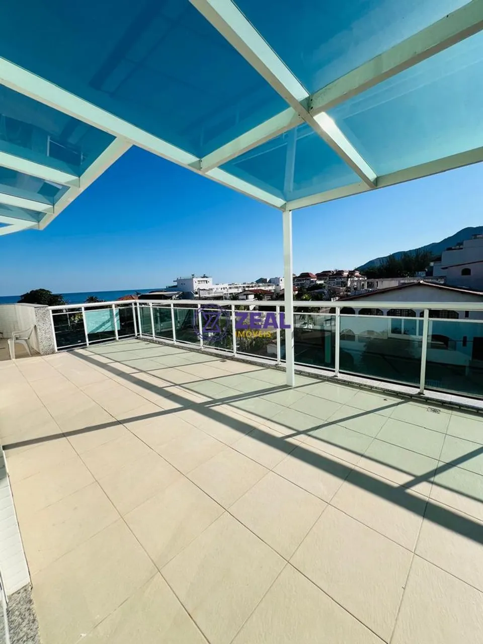 Duplex-style top unit with 3 bedrooms and 5 baths