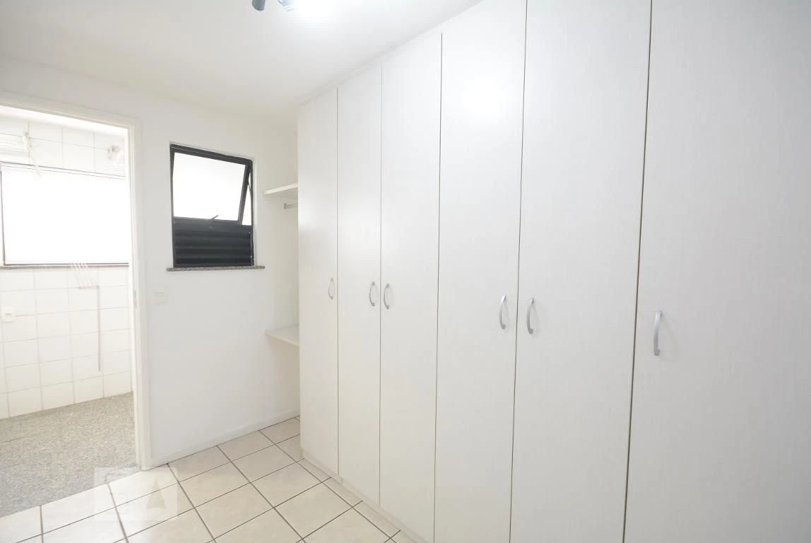 4-bedroom apartment in a building with a pool — photo 19