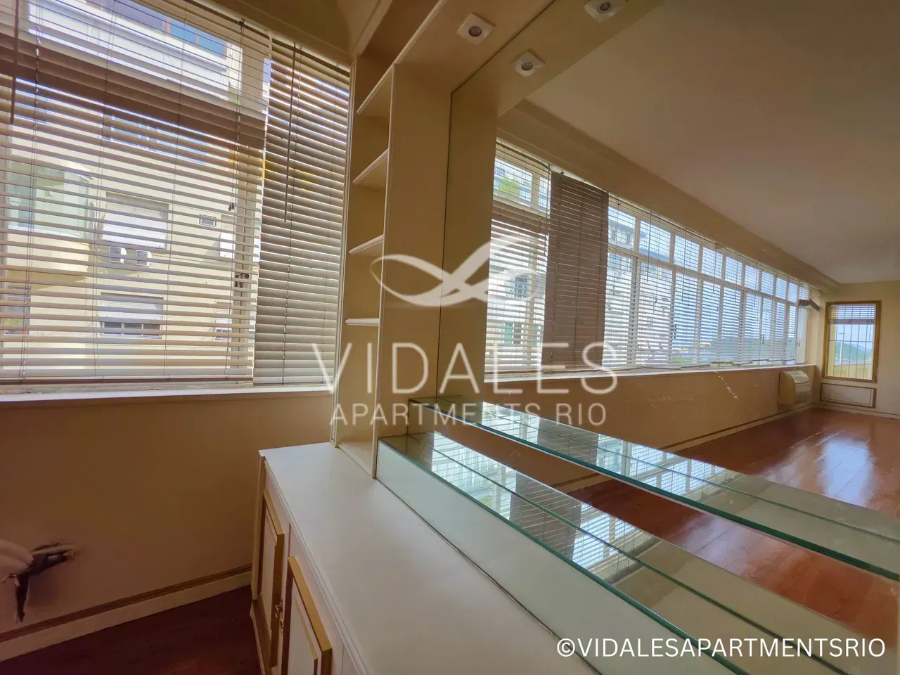 Unfurnished 4-bedroom apartment with a glassed-in balcony — photo 13