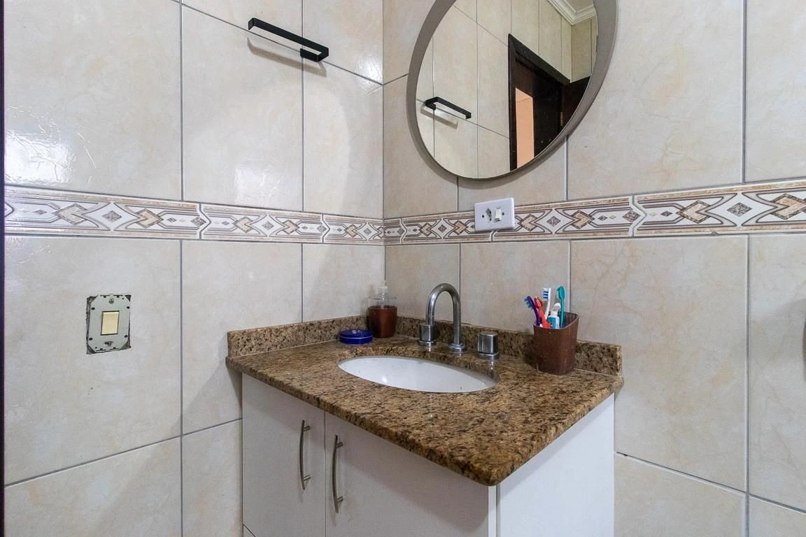 3-bedroom house with a bathtub in Curitiba — photo 26