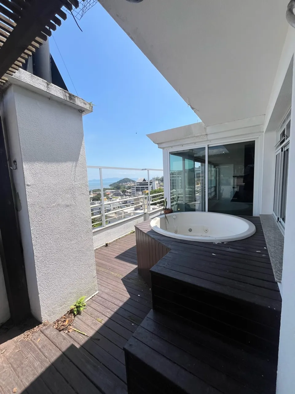 3-bedroom apartment in a building with a gym — photo 11
