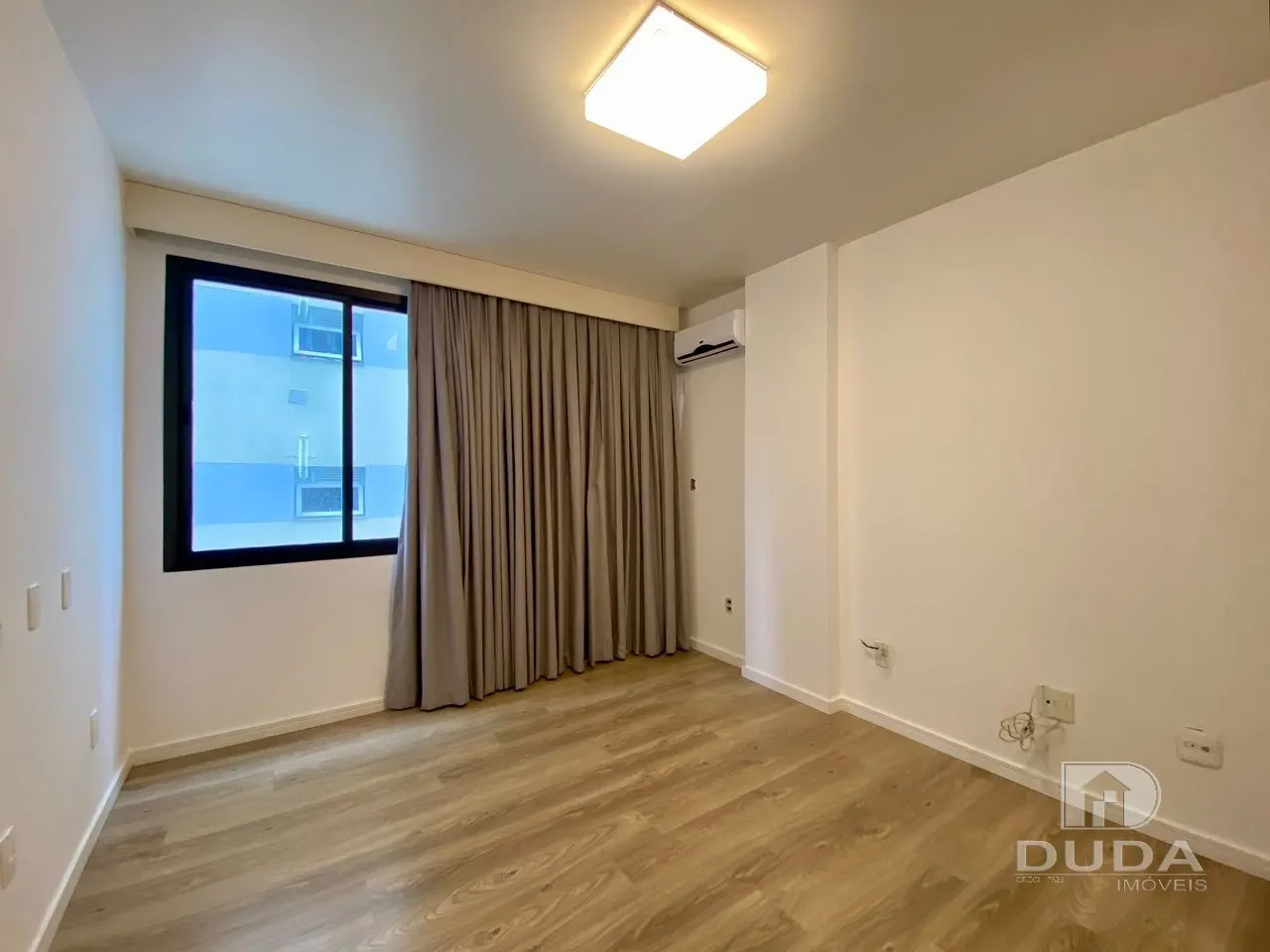 200 m² apartment with a bathtub and floor-to-ceiling windows — photo 11