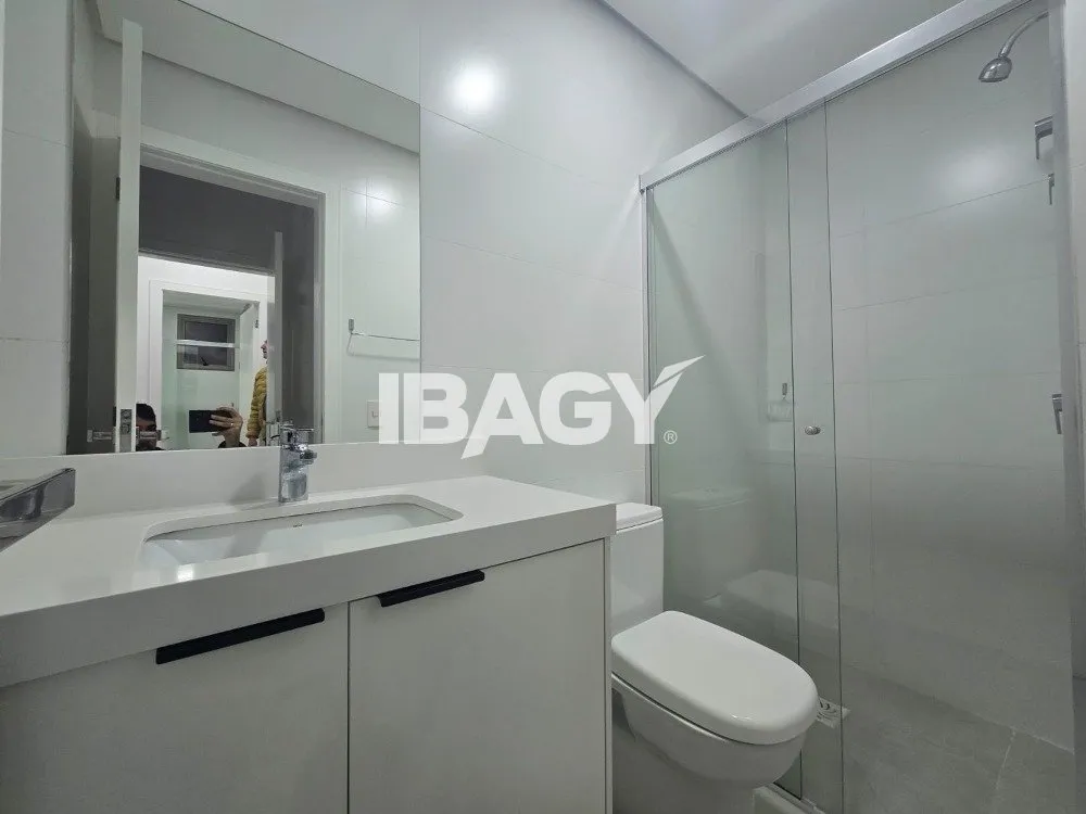 2-bedroom apartment in a building with a gym — photo 17