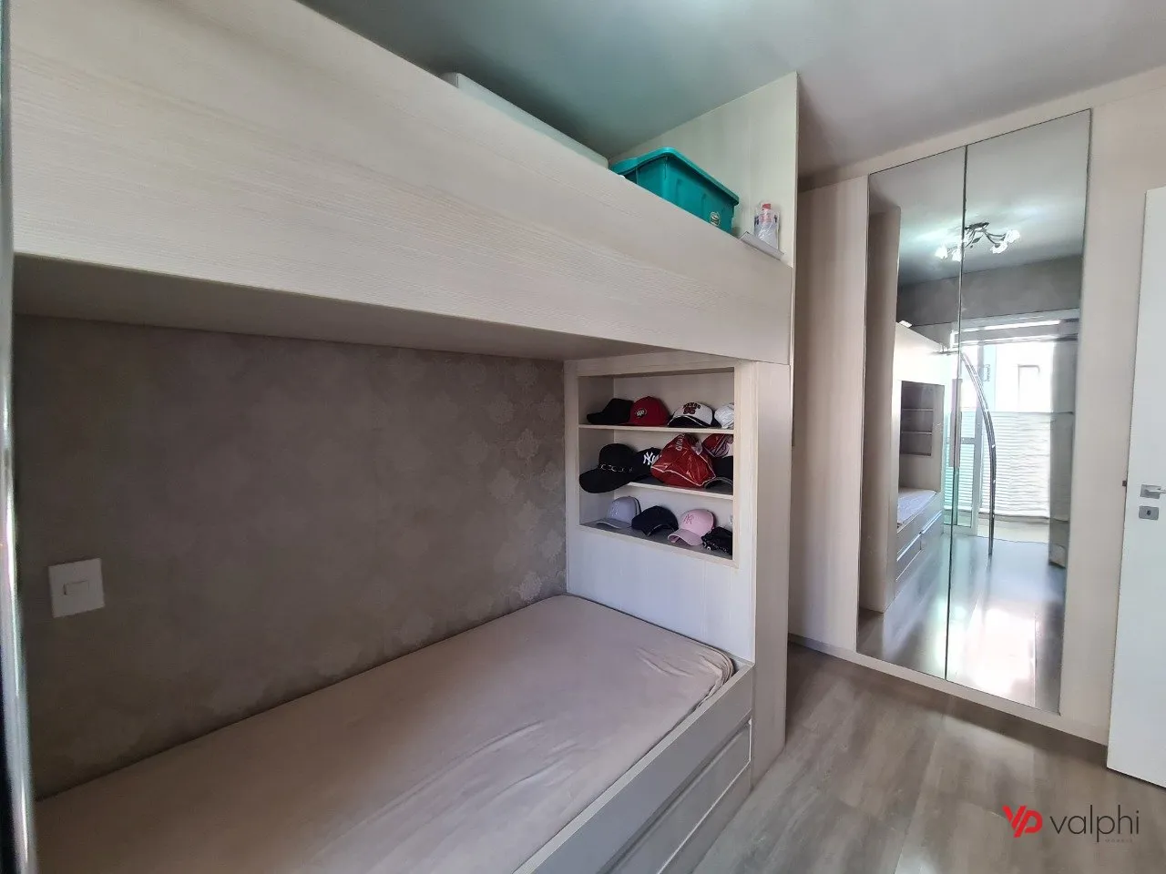 Furnished 2-bedroom apartment with enclosed balcony — photo 46