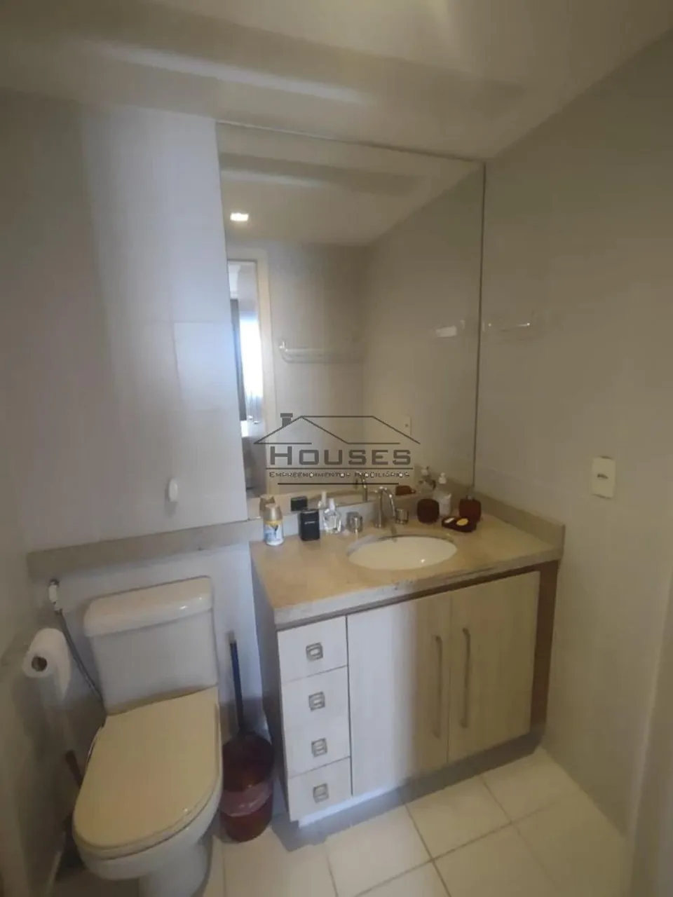 Furnished 2-bedroom apartment with window city view — photo 9