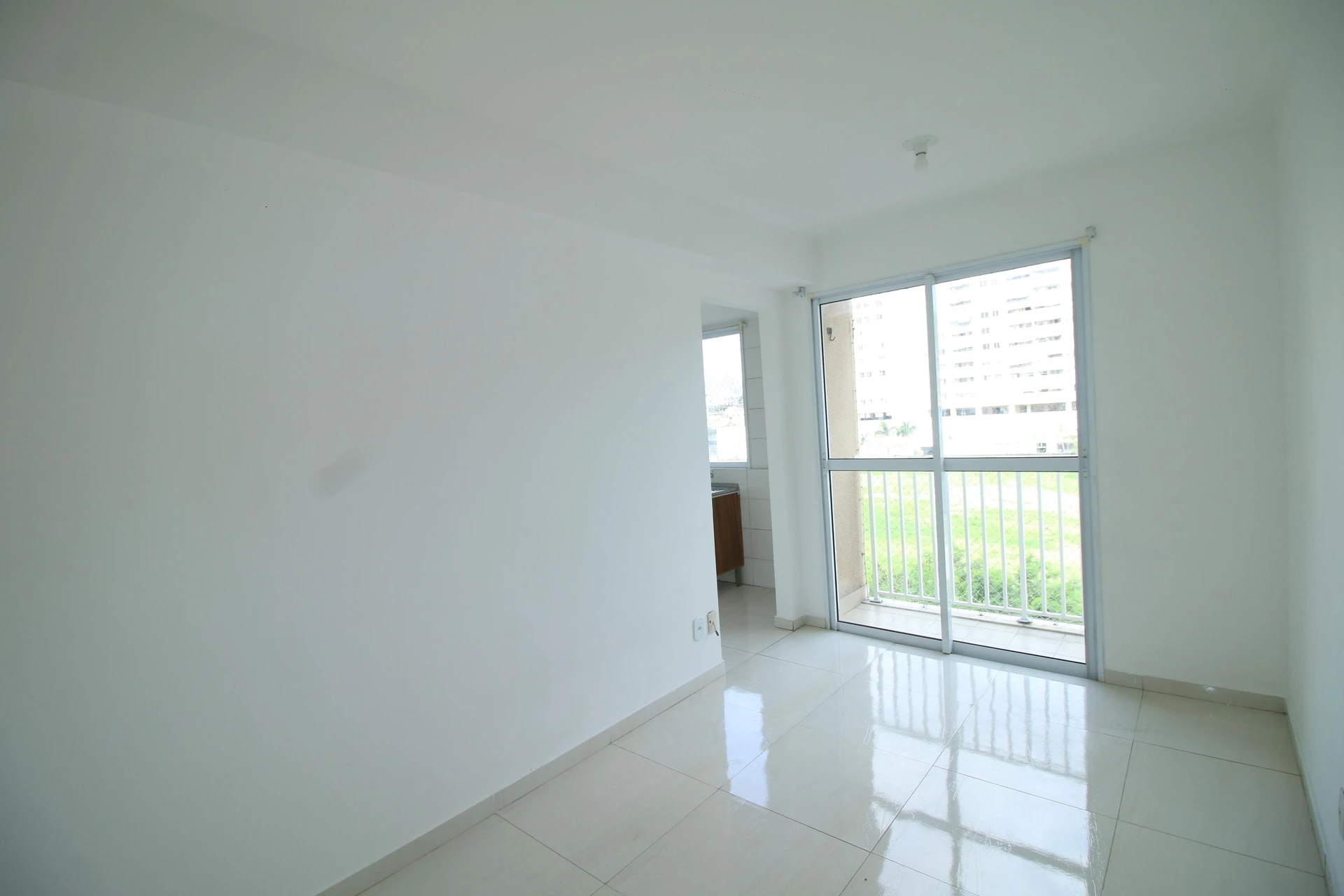 2-bedroom apartment with 1 bathroom and condo pool — photo 4