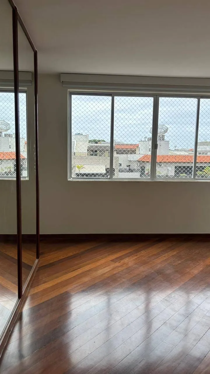 Apartamento com 5 quartos e varanda fechada com vidro — photo 13