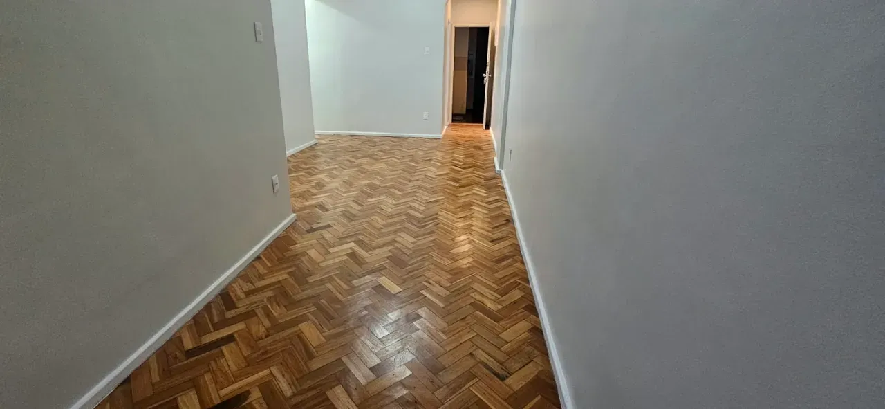 Apartamento de 2 quartos com piso de madeira ou laminado — photo 6