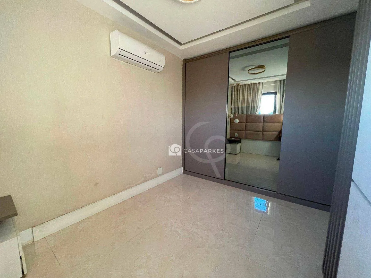 Balcony with a grill in a 3-bedroom apartment, 120 m² — photo 40